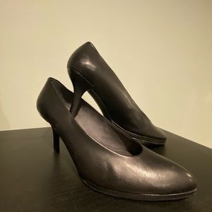 Stuart Weitzman Classic black leather pumps with slight platform in front